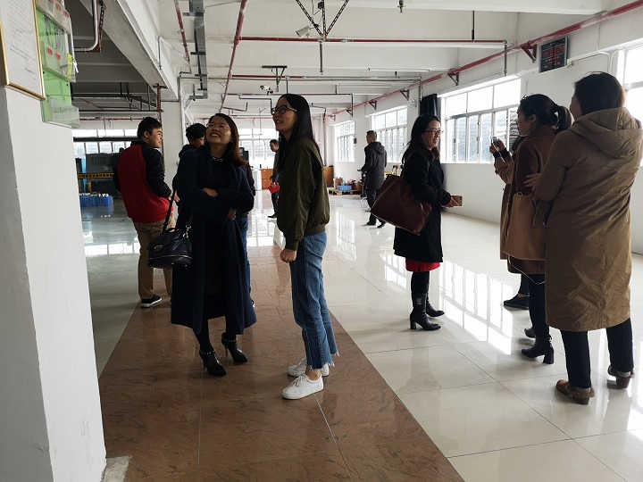 客戶參觀靜電噴槍廠家 客戶參觀靜電噴槍廠家